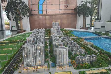 平湖花苑3室2厅1卫65万93m2中档装修，车位储藏室